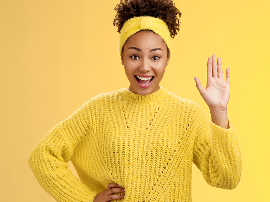 Jeune femme de la JANNO disant bonjour